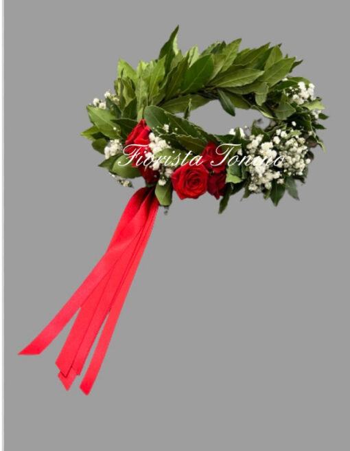 Corona di alloro con bacche e fiori per laurea con velo da sposa e rose rosse